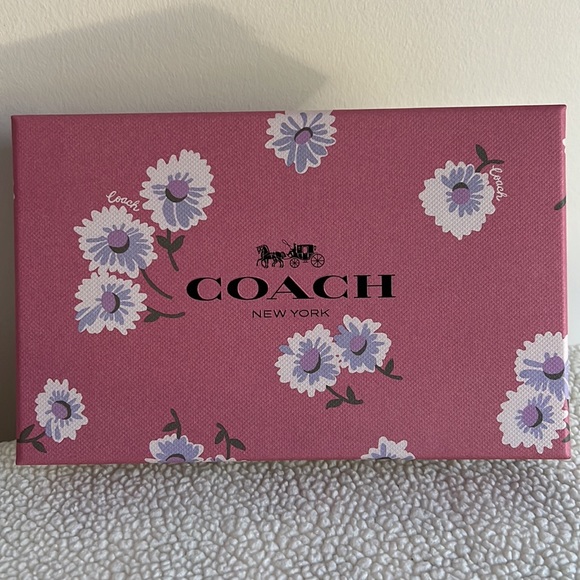 COACH gift box Set Corner Zip Wristlet with Daisy print - Picture 4 of 6